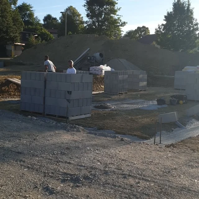 Construction des premiers rangs de murs.